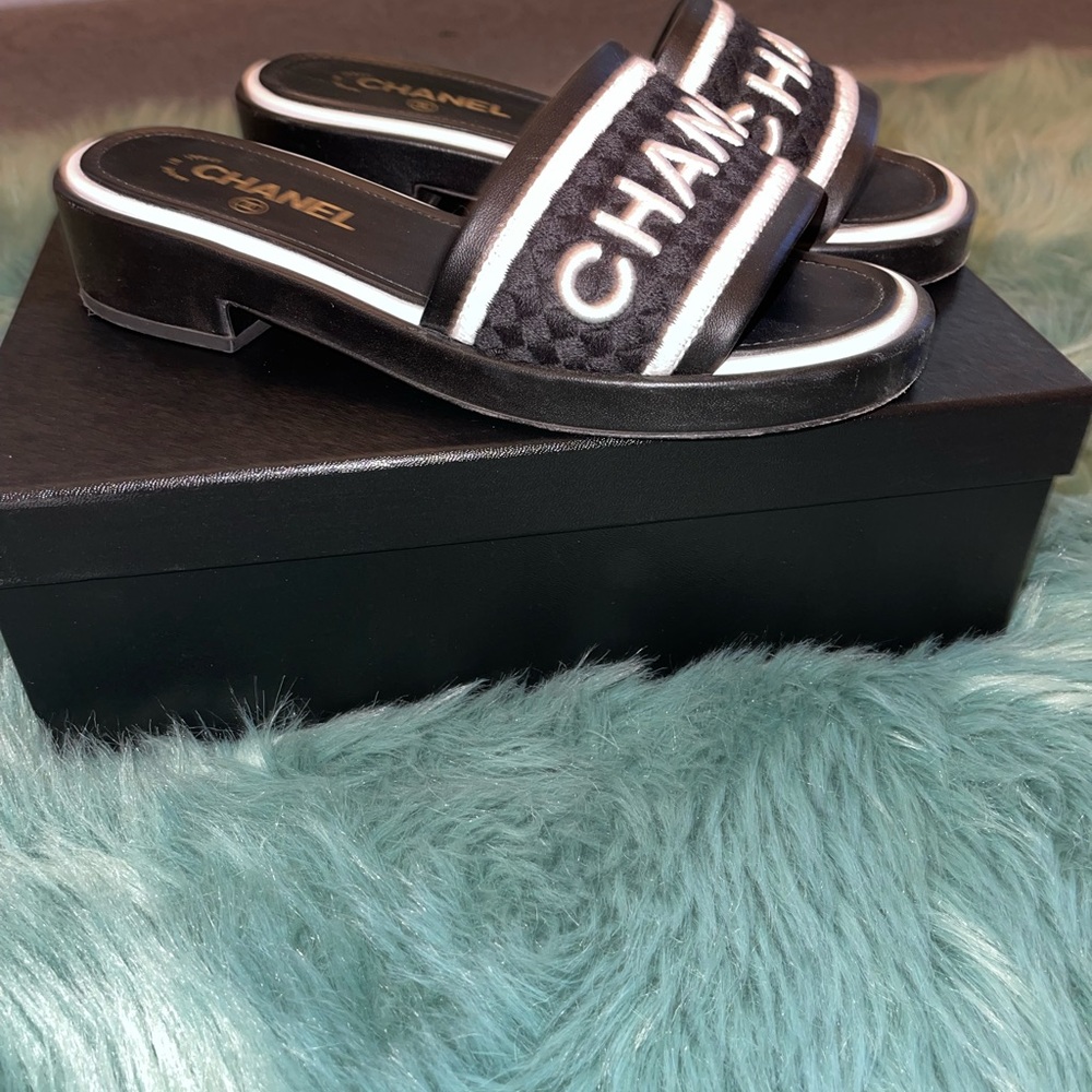 Chanel slides